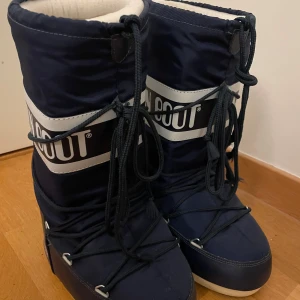  Moon Boots - Blåa höga moonboots, köpta för ca 2 200, använda fåtal gånger. Pris kan diskuteras 