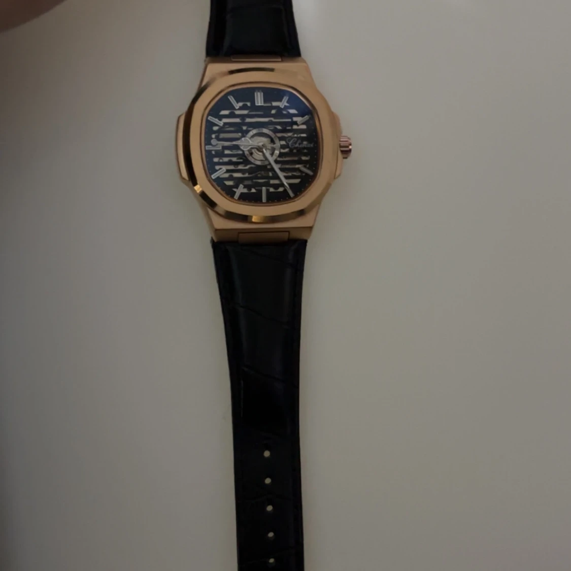 Guld klocka med svart läderarmband - 1