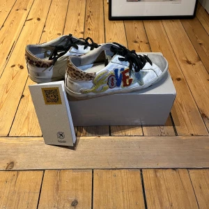 Golden Goose - Unika Golden Goose skor köpte för längesedan. Original box och NFC tillkommer! Skick 7/10, med ett litet hål på ena framtån, något slitna där bak över hälen och creasing. Övriga slitningar är så designen ser ut. 🤍Storlek 39, men passade mig bra som har 38!