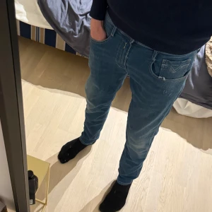 Replay Jeans med slitningar - Säljer nu dem här feta Replay med lite slitningar. De är modell anbass hyperflex och storlek W 31 L 32. Nypris ligger på 1800kr mitt pris 449 kr. Bara att höra av er vid funderingar mvh Liam