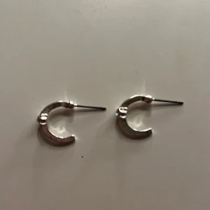 Örhängen - Superfina helt oanvända silver örhängen från Kappahl. Helt oanvända men gör såklart rent inna jag skickar 