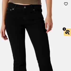 Bootcut jeans - Bootcut jeans från Junkyard. Väldigt bra skick, bara andvänt ett fåtal gånger. Har ingen bild med de på men sista bilden visar hur de ser ut i blå men de är svarta. Nypris 599kr