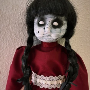 Hunted Doll (Cherry) - Säljer min docka Cherry som är handmålad av en kvinna från UK. cherry har varit med i sia ser tillsammans med den andra dockan Charlie som jag också säljer. Jag säljer båda tillsammans för 2500 eller 1500 för en av dem.  Se andra inlägget