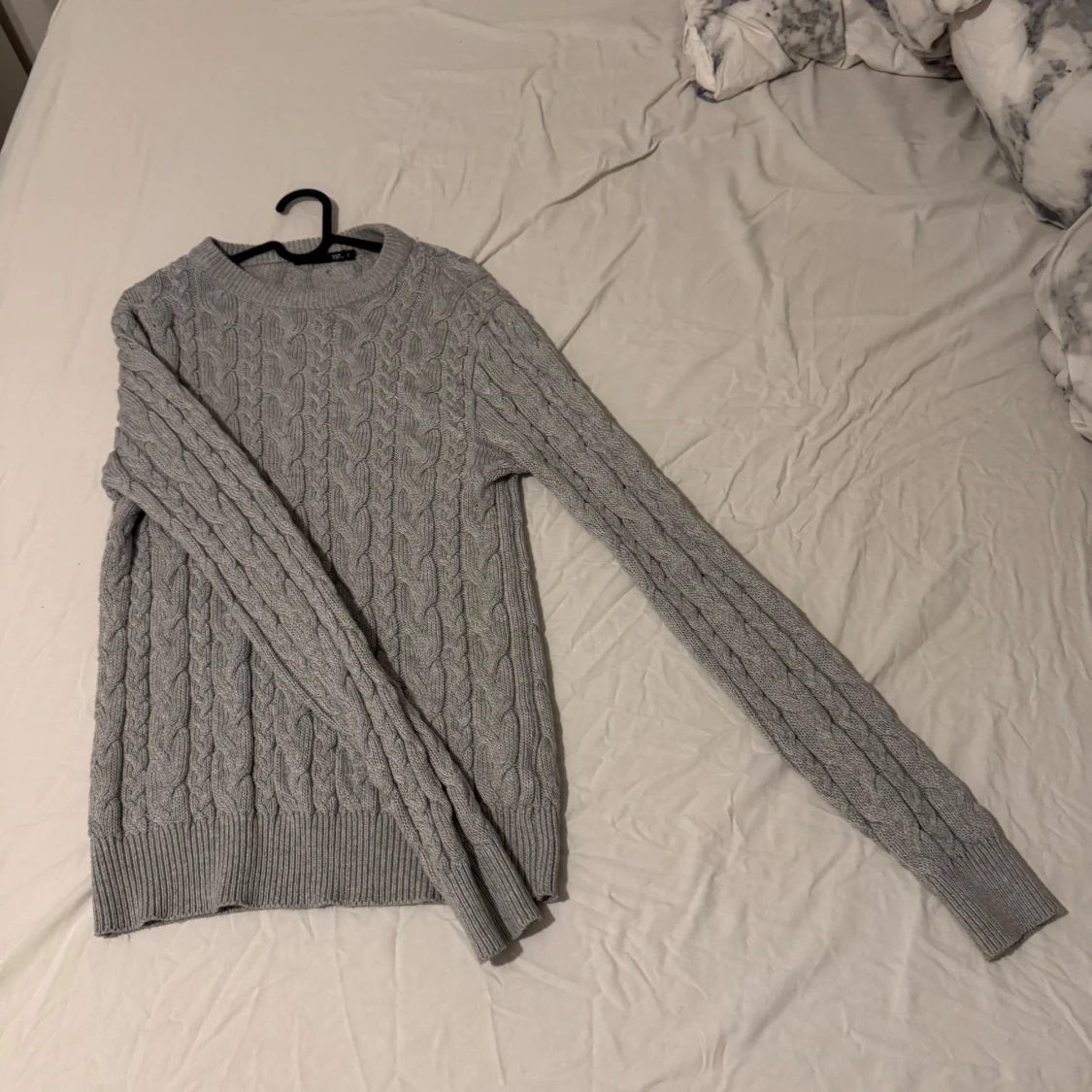 Grå stickad tröja - 1