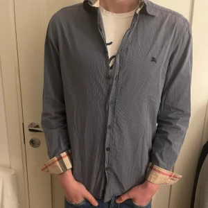 Burberry skjorta - Tja! Säljer nu min snygga burberry skjorta som  är sparsamt använd. Den är extremt fräsch och snygg. Tveka inte på att skriva vid vidare frågor och funderingar!