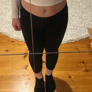 Svarta leggings (tre kvarts byxor!) - Snygga svarta leggings med tight passform. Perfekta för en bekväm och stilren look. De är stretchiga och sitter skönt på kroppen. Jag är ca 160 cm