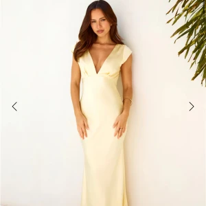 Ljusgul långklänning med öppen rygg - Trendig gul klänning från Hello Molly! Jättefin men tyvärr några cm för kort för mig. Kontakta mig för fler bilder!!🌟 Nyskick med lapp och nypris 1700kr.