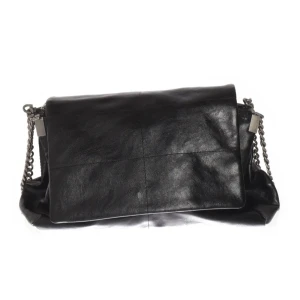 Svart axelväska med kedja - Snygg svart axelväska i skinn med en stilren design. Väskan har en kedja som axelrem och en praktisk flik framtill. Perfekt för att ge en edgy touch till din outfit. Knappt använd, har nog haft den upp till 3 gånger så vill gärna sälja vidare den till någon som vill ha den💕