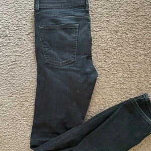 Mörkblåa jeans från NN07 - Snygga mörkblåa jeans från NN07 med en klassisk design. De har en rak passform och är tillverkade i ett slitstarkt material. Skriv vid funderingar 