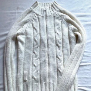 Vit stickad zip up - Jättefin vit stickad turtleneck/polotröja med dragkedja! I storlek M, väldigt trendig och perfekt för vintern! Dragkjedjan går att dra upp hela vägen! Vintage Vero Moda🐇  Mått Längd: 61cm Bredd armhåla till armhåla: 41cm 