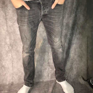 Nudie slim jeans grim tim - Bra skick, modell grim tim, size 32/32 TTS, lite stora i midjan på mig 180 63 kg. Men går med bälte. Prioritet till bulk och billigare per plagg. Frakt samma eller dagen efter.