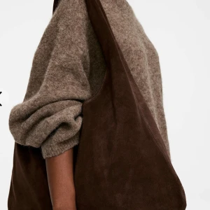 Slutsåld Tote Bag från Arket - Supersnygg tote bag i brun mocka från Arket. Helt slutsåld. Mycket bra skick. Använd endast ett fåtal gånger. Nypris 2290kr. 