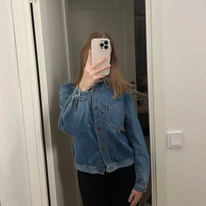 Blå jeansjacka från Zara - Snygg blå jeansjacka med knappar framtill och två bröstfickor. Den har en klassisk krage och muddar vid ärmslutet☺️Säljes på grund av att den inte kommer till användning längre, endast använd ett fåtal gånger och i mycket bra skick!🤍