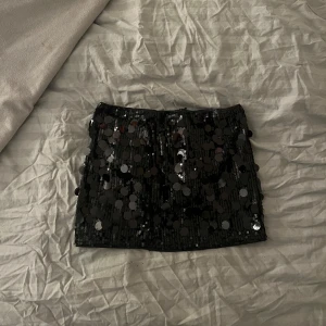 glitter paljett kjol  - så fin mini kjol från shein med paljetter, helt ny bara testad! stl S men kan passa xs/s också 💓