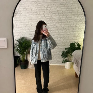 Ljusblå jeansjacka - Säljer en snygg ljusblå jeansjacka med en avslappnad passform. Jackan har knappar framtill och två bröstfickor med lock. Perfekt för en casual look och passar bra till olika outfits.