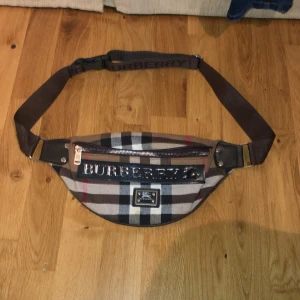 Säljer nu min burberry midjeväska eftersom den inte kommer till användning  - Den är i fint skick inga fläckar inga skrap sår på väskan 