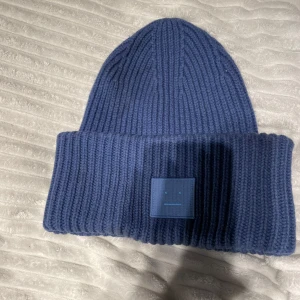 Acne mössa - Inga defekter på mössan Knappt använd Nypris cirka 1700kr