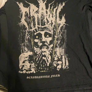 Crawl longsleeve storlek M - Säljer denna fina tröjan av de svenska desthmetalbandet crawl. Storlek M, använd men fortfarande i bra skick