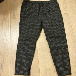 Kingswilldream byxor  - Storlek 34,  NYskick på dem. Knappt att de använts. 