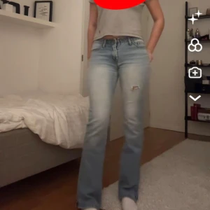 Low waist jeans - Jätte snygga ljusblåa lågmidjade jeans som är köpta i London på Brandy Melville. Väldigt trendiga och säljs inte längre. Onesize storlek men skulle säga att de passar S-M (midjemåttet är ca 40 cm). 