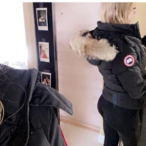 Canada goose Chelsea parka - Canada goose Chelsea parka jacka dam storlek Xs, det är i ett bra skick och tagit väl hand om. Tyvärr är flärpen på dragkedjan borta men annars är allting kvar. Luvan kan man även sätta dit och av. Den ser ut som ny. Nypris 13500 men lägger för 4500 