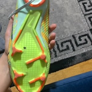 Fotbollsskor  - Fotbollsskor storlek 41 nypris 3000