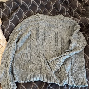 Stickad tröja - Grå stickad tröja från lager 157, väl använd men har inga fel