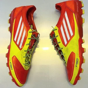 F50 Fotbollskor adidas  - Säljer mina OG adidas fotbollsskor för ett billigt pris. Jag får Nike skor av min klubb så kan ej använda de. Samma modell och märke som Messi använde under skornas stor tid   Jätte fina skulle säga 8,5/10 i skick  Tillkommer påse. HÖGSTA MODELL!
