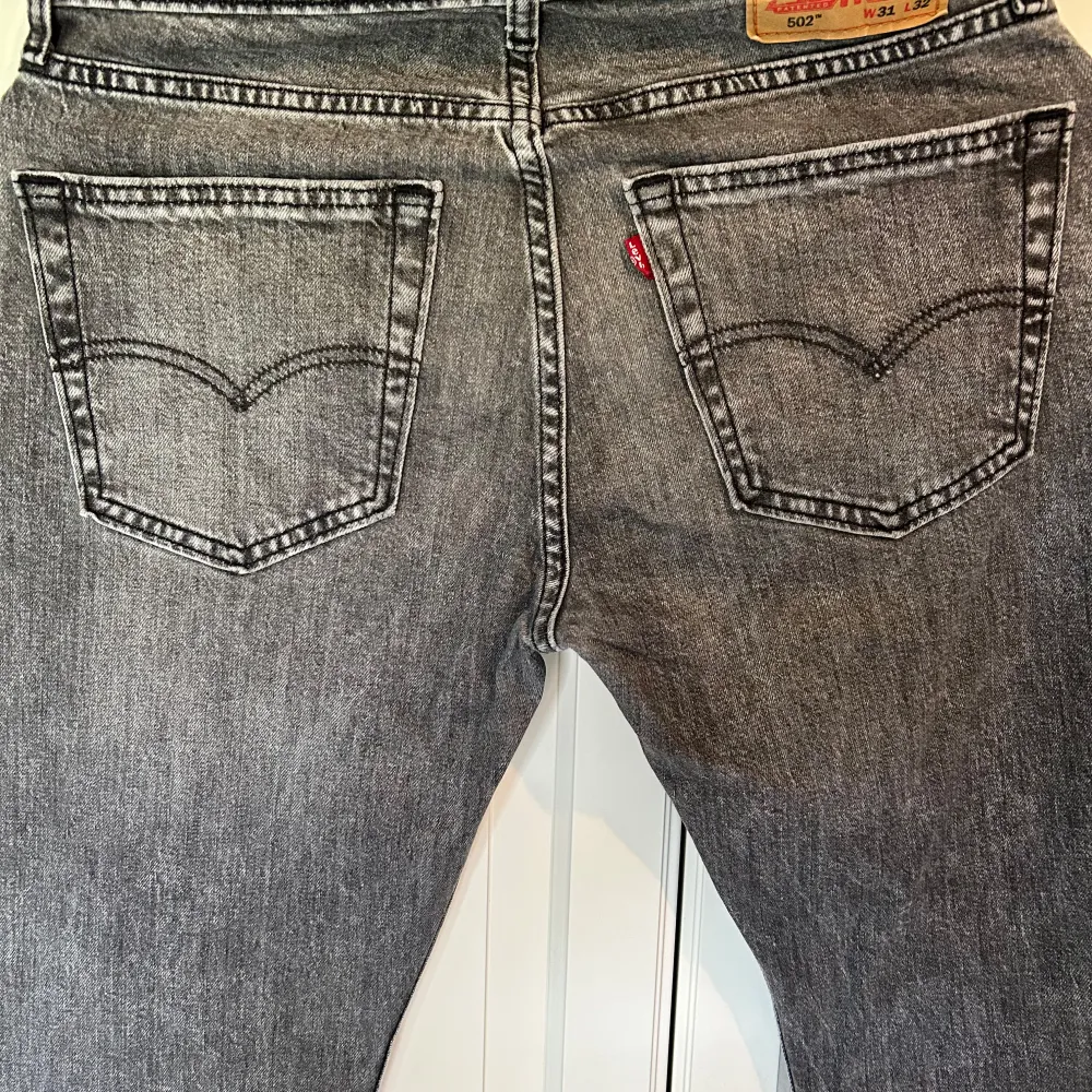 Tjena säljer ett par gråa jeans från Levi’s. Strl 31/32, nypris 1099kr. Fraktar gärna, finns och hämta i Bollebygd annars!  Hör av er vid frågor.. Jeans & Byxor.