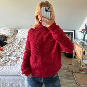 Röd stickad tröja❤️ - Säljer en supermysig röd stickad polotröja som är perfekt för kyliga dagar. Den har en hög krage och långa ärmar, vilket gör den extra varm och skön. Tröjan är i ett löst och bekvämt passform❤️