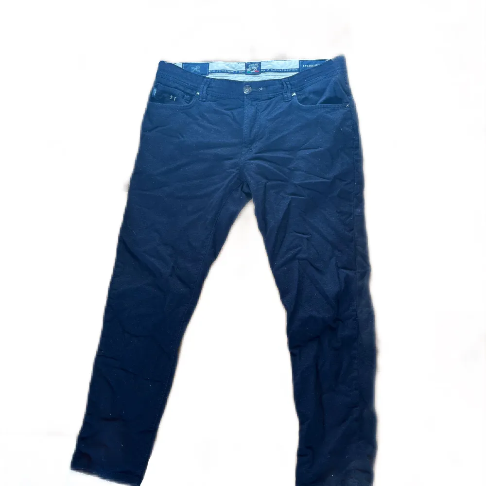 Tramarossa Jeans - Nästan nya!  Säljer ett par Tramarossa jeans i toppskick, knappt använda och ser nästan nya ut. Fantastisk passform och hög kvalitet. Perfekta för dig som söker stil och komfort!  W36,L31  Ops!!! (pris kan diskuteras) . Jeans & Byxor.