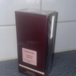 Tom Ford Cherry Smoke parfym - Säljer en helt ny Tom Ford parfym som är köpt för 4400 oöppnad 100 ml i lukten Cherry Smoke