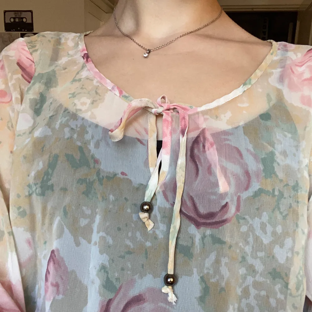 Super söt tunn blus med blommor🌸Har aldrig använts🙅‍♀️Kan lätt bli stylad på 100 olika sätt🤫. Blusar.