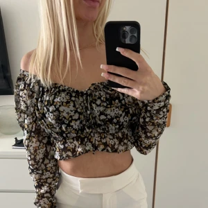 Blus från Gina tricot  - Använd en gång 
