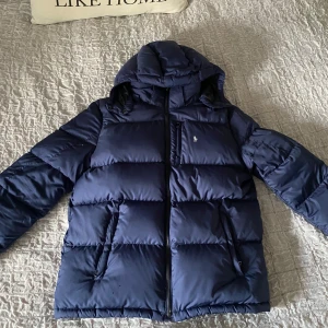 Ralph Lauren jacka - Trendig ralph lauren jacka, mörkblå, storlek 18-20 men passar typ som en s, passar helt ok på mig som är 180, en liten skada vid fickan  som knappt syns (se sista bilden).