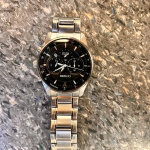 Citizen klocka  - Citizen med svart urtavla  Passar alla handleder 