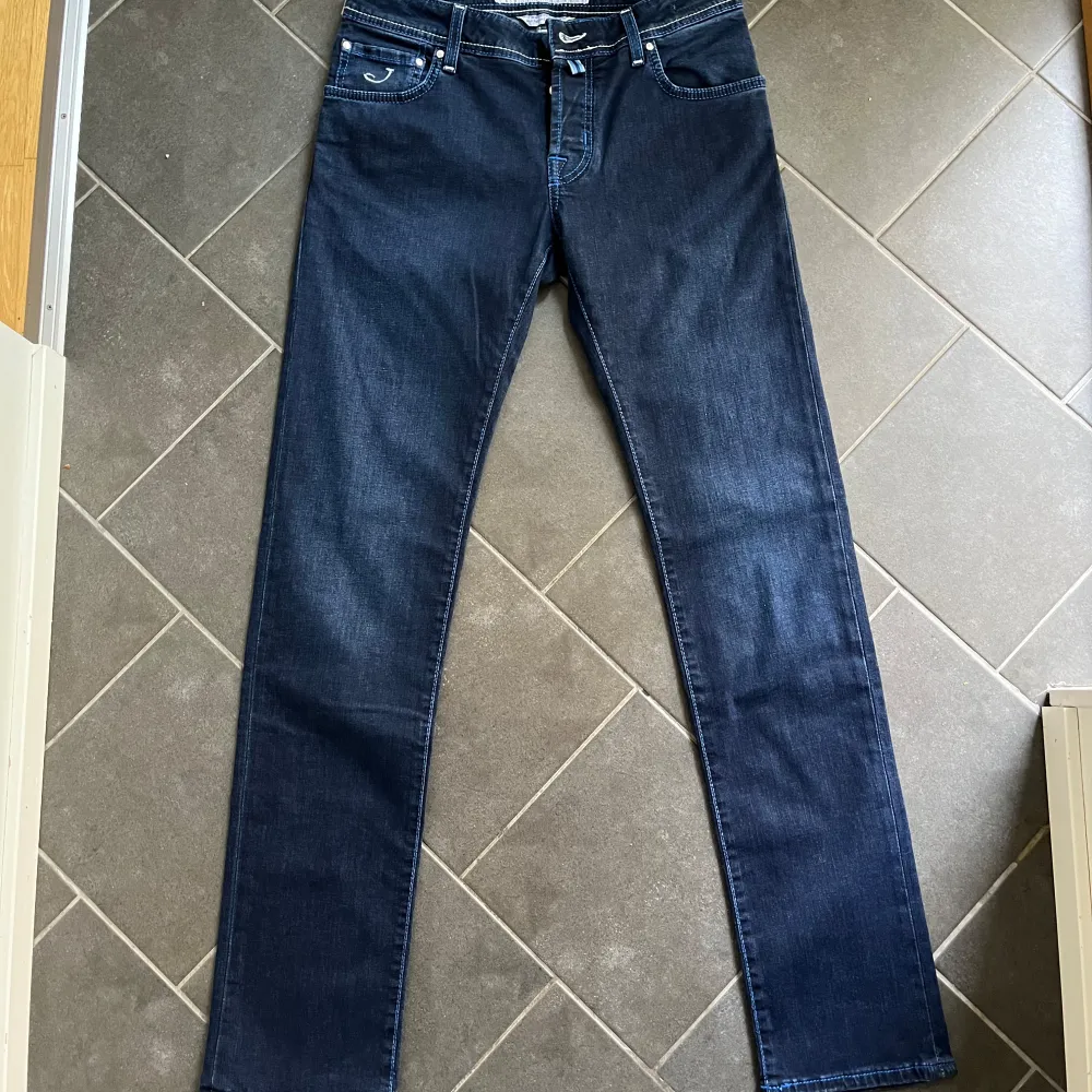 Tja, säljer ett par Jacob cohen jeans i modellen 622, storlek 31. De är helt nya med tags och ligger på 5000 i butik. Skriv vid funderingar🙌. Jeans & Byxor.