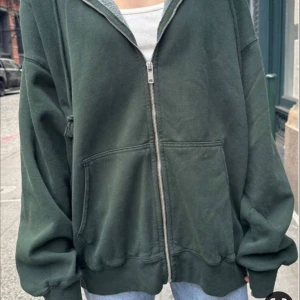 Brandy Melville hoodie - Världens bästa kvalitet på denna hoodie!! Super tjockt nästan tungt  material i en riktigt nice färg!! Den är menad att vara oversized så passar allt ifrån S-XL 