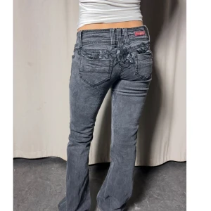 Lågmidjade jeans  - Svarta lågmidjade jeans med unikt mönster i bak!!🖤  innerbenslängd: 84cm Midja: 27x2 Modellen är 164 cm lång 