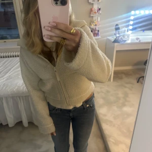 Teddyjacka - Snygg trendig vit Teddyjacka från HM❤️Säljer pågrund av att den är lite liten❤️Den är i bra skick utan defekter❤️