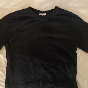 Svart T-shirt gina - Fin svart T-shirt från Gina i ett tjockare material, 100% bomull