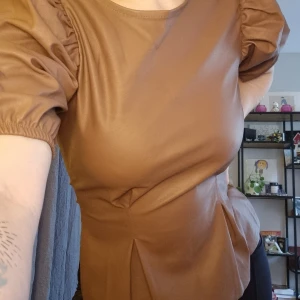 Gina Tricot topp - Superfin topp i skinnimitation, nyskick.