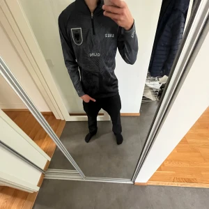Albanien tröja  - Albanien tröja som köptes för 900, min kille har aldrig använt den, skriv för fler bilder eller frågor 