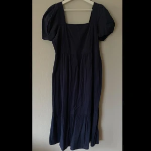 Klänning - Nyskick. Använd ett fåtal gånger. Klänningen är i en linneimitation. Den går ner till halva mitt smalben unegfär (jag är 170cm). Märket är Vero Moda. 