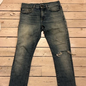 Saint Laurent  - Säljer dessa schysta Saint Laurent jeans pga att det inte passar. Storlek W30, Passform Slimfit. Pris kan diskuteras.