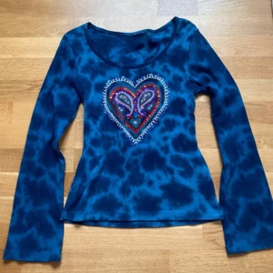 Y2K Long Sleeve shirt  - Blå batik/tiedye stil tröja med broderi/paljettbroderi.    Passar mig som vanligtvis är en XS/S i toppar bra, lite lösare i stilen. 