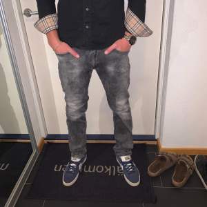 Säljer dessa tvärfeta slimfit jeans från SAMS med en riktigt snygg tvätt. De är endast använda ett fåtal gånger och är därmed i nyskick! Killen på bilden är 180 och väger 70kg. Vid minsta lilla fråga eller fundering är det bara att höra av sig!