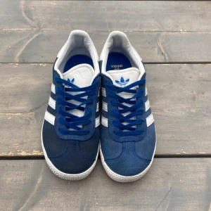 Adidas gazell - Jätte bra skick inte använda mycket säljer då dem är för små😺