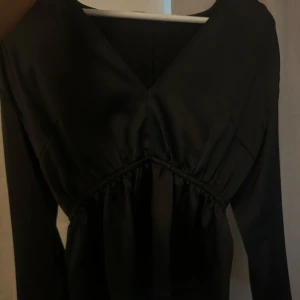 Satintröja  - Oanvänd satin tröja från förra vinterns Gina Tricot. Köpte för 499 tror jag, säljer för 150💝 blus 