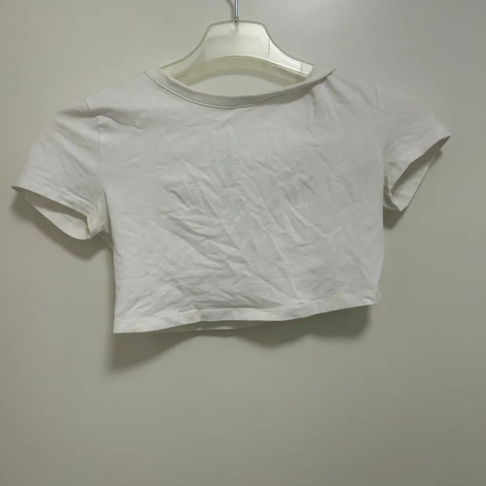 En vit croptop, enkel. Inget fel på den endast att den är mycket kort vilket jag inte gillar. . T-shirts.